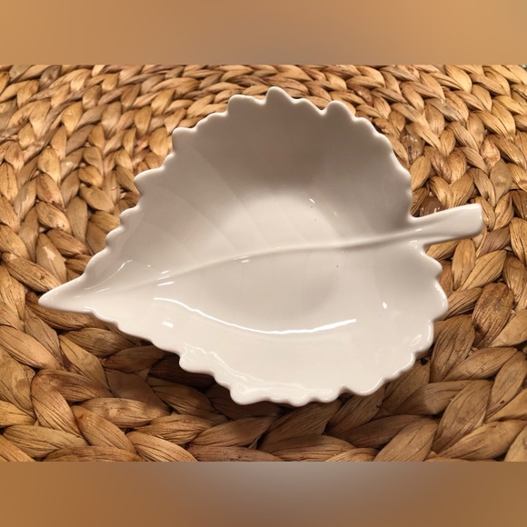 Porcelain Leaf Dish - Picture 1 of 2